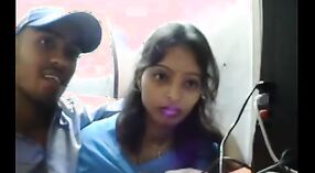 迪斯（Desi）女孩在热门互联网咖啡馆 2 敏 20 sec