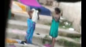 インドのセックスビデオ：デジの女の子は屋外でお風呂に入る 0 分 0 秒