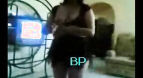 Videos de Sexo Indio: Tía de Mumbai Bailando y Haciendo una Mamada 1 mín. 50 sec