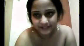 Film Seks India: Sesi Obrolan Panas Remya 1 min 40 sec