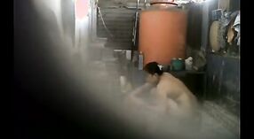 بھارتی بیب ایک Voyeur کی طرف سے غسل ہو جاتا ہے 0 کم از کم 0 سیکنڈ