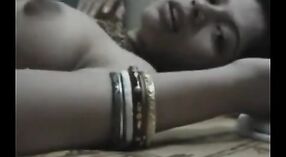Indyjski żona & amp; # 039; s Amatorski seks klip: oglądać ją uzyskać jej Pussy lizały 1 / min 40 sec