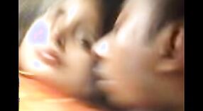 Indyjski seks wideo: kilka Desi Dziewczyny całują się w samochodzie 0 / min 0 sec