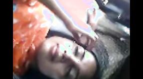 Indyjski seks wideo: kilka Desi Dziewczyny całują się w samochodzie 1 / min 00 sec
