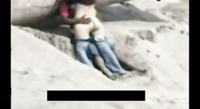 Индийское секс видео: Чувственная игра на пляже 2 минута 00 сек