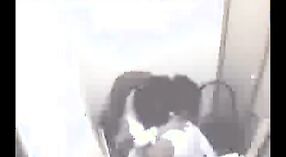 ইন্ডিয়ান মিলফ একটি ইন্টারনেট ক্যাফেতে চুদে যায় 1 মিন 00 সেকেন্ড