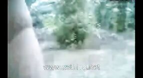 மில்ஃப் மற்றும் தேசி தம்பதிகள் திறந்த பூங்காவில் பொது உடலுறவை அனுபவிக்கிறார்கள் 1 நிமிடம் 20 நொடி
