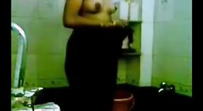 Indische Sexvideos: Desi Girl's selbstgemachtes Badevideo 0 min 0 s