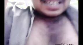 Video de sexo indio con Mohan Reddy en un entorno al aire libre 4 mín. 20 sec