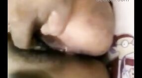 印度的性爱视频中有一个角质desi女士让她的阴部暴露出来，阴蒂很好地擦了！ 0 敏 0 sec
