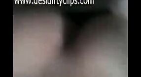 Vidéo de sexe indien mettant en vedette une étudiante desi faisant une pipe chaude 6 minute 20 sec