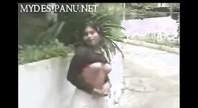 Gadis perguruan tinggi India memperlihatkan dirinya di depan kamera dalam pengaturan luar ruangan 2 min 00 sec