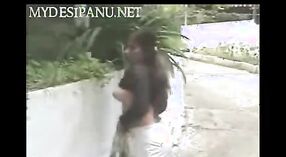Indiano collegio ragazza exposes se stessa su macchina fotografica in esterno setting 3 min 50 sec