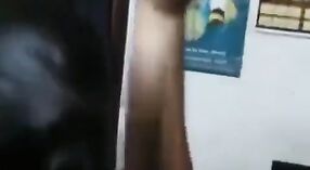Vidéo de sexe indien mettant en vedette une adolescente d'université avec de petits seins 2 minute 20 sec