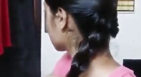 Vídeo de sexo indiano com uma adolescente universitária com Mamas pequenas 2 minuto 50 SEC