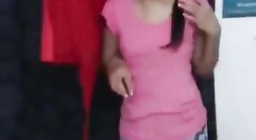 Video de sexo indio con una adolescente universitaria con tetas pequeñas 3 mín. 20 sec