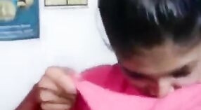 Video de sexo indio con una adolescente universitaria con tetas pequeñas 3 mín. 50 sec