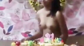 Indisches Sexvideo mit einem College-Teen-Mädchen mit kleinen Titten 0 min 40 s