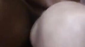 Vidéo de sexe indien mettant en vedette une adolescente d'université avec de petits seins 1 minute 00 sec