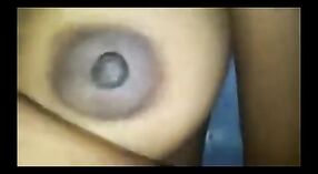 Desi namorada obtém seus lábios esticados e nippled neste vídeo pornô Amador 1 minuto 00 SEC