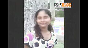 自分を露出させている熱い10代の女の子をフィーチャーしたインドのセックスビデオ 4 分 50 秒