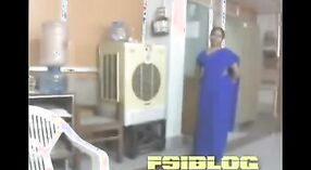 ブルーサリーの見事なタミルオフィスおばさんをフィーチャーしたインドのセックスビデオ 1 分 30 秒