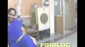 印度性爱录像带，带有令人惊叹的泰米尔办公室阿姨在蓝色纱丽 1 敏 50 sec
