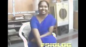 Indyjski seks wideo featuring a wspaniały Tamil Biuro aunty w niebieski sharee 2 / min 00 sec