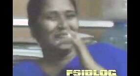 ブルーサリーの見事なタミルオフィスおばさんをフィーチャーしたインドのセックスビデオ 3 分 30 秒