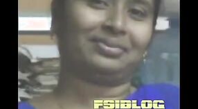 印度性爱录像带，带有令人惊叹的泰米尔办公室阿姨在蓝色纱丽 3 敏 50 sec