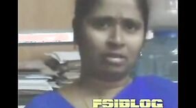 Indyjski seks wideo featuring a wspaniały Tamil Biuro aunty w niebieski sharee 4 / min 00 sec