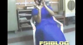 Indyjski seks wideo featuring a wspaniały Tamil Biuro aunty w niebieski sharee 0 / min 50 sec