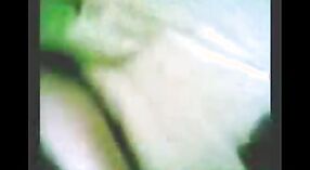 ஊழலில் நண்பர்களுடன் தன்னைப் பகிர்ந்து கொள்ளும் ஒரு செக்ஸிமும்பாய் பெண் இடம்பெறும் இந்திய செக்ஸ் வீடியோக்கள் 7 நிமிடம் 40 நொடி