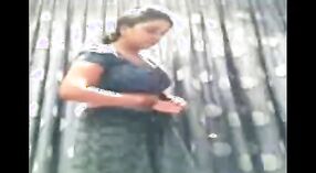 Filme de sexo indiano com um NRI bhabi sexy em saree 1 minuto 30 SEC