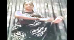 印度性爱电影中有性感的Nri Bhabi在纱丽中 2 敏 50 sec