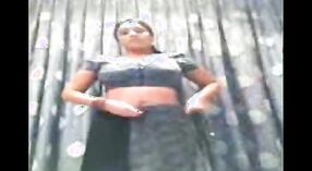 Filme de sexo indiano com um NRI bhabi sexy em saree 1 minuto 00 SEC