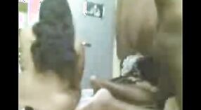 Зрелая индийская бхаби трахается со своим водителем в любительском порно видео 5 минута 40 сек