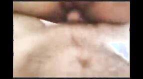 దేశీ కాల్ గర్ల్ హోటల్ గదిలో క్లయింట్ చేత ఇబ్బంది పడుతుంది 2 మిన్ 30 సెకను