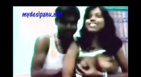 Desi Mädchen im Indischen porno-video - Das Ultimative Vergnügen 1 min 40 s