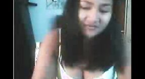 La primera vez de Desi college girl masturbándose en la cámara en el video de Fsiblog 2 mín. 20 sec