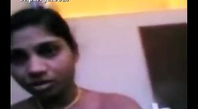 Vidéo de sexe indien mettant en vedette une infirmière MILF se déshabillant et faisant une pipe 1 minute 30 sec