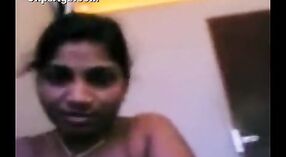 Vidéo de sexe indien mettant en vedette une infirmière MILF se déshabillant et faisant une pipe 1 minute 40 sec