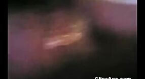 Vidéo de sexe indien mettant en vedette une infirmière MILF se déshabillant et faisant une pipe 3 minute 00 sec