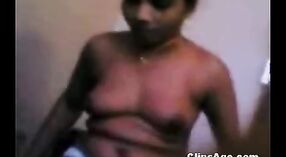Video de sexo indio con una enfermera MILF desnudándose y dando una mamada 3 mín. 30 sec