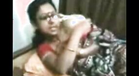 Amateur video van een Bengali babe ' s eerste tijd op cam 0 min 0 sec