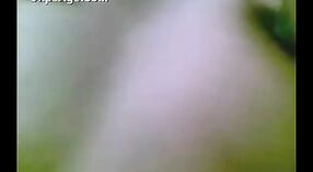 இந்திய பணிப்பெண் அமெச்சூர் வீடியோவில் பாதுகாப்பு காவலரால் ஏமாற்றப்படுகிறார் 1 நிமிடம் 20 நொடி