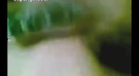 இந்திய பணிப்பெண் அமெச்சூர் வீடியோவில் பாதுகாப்பு காவலரால் ஏமாற்றப்படுகிறார் 1 நிமிடம் 50 நொடி