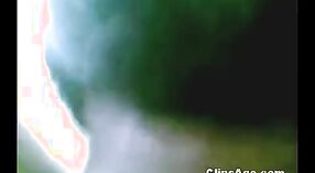 இந்திய பணிப்பெண் அமெச்சூர் வீடியோவில் பாதுகாப்பு காவலரால் ஏமாற்றப்படுகிறார் 5 நிமிடம் 50 நொடி