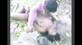 Vídeos de sexo indianos com uma rapariga Tâmil num ambiente ao ar livre 1 minuto 10 SEC