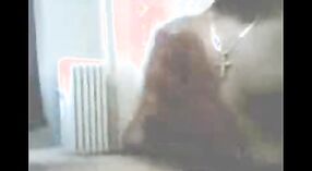 Desi maid disfruta jugando con la polla de su amo en video porno amateur 0 mín. 40 sec